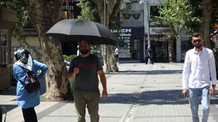 Pendik’te Sıcaktan Bunalan Vatandaşlardan Şemsiyeli ve Kartonlu Tedbir