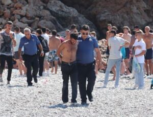 Plajı Karıştıran Olay: Balta ve Neşterle Polise Direndiler, Biber Gazıyla Etkisiz Hale Getirildiler