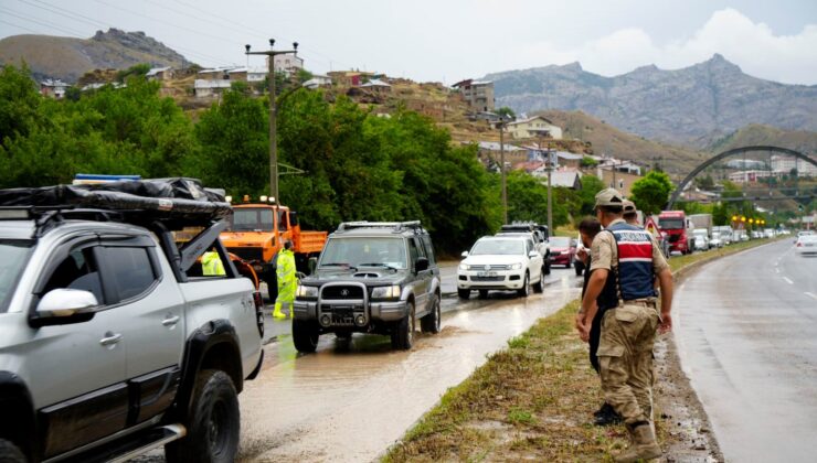 Sağanak Yağış Sokakları Göle Çevirdi, 20 Dakika Aralıksız Yağdı