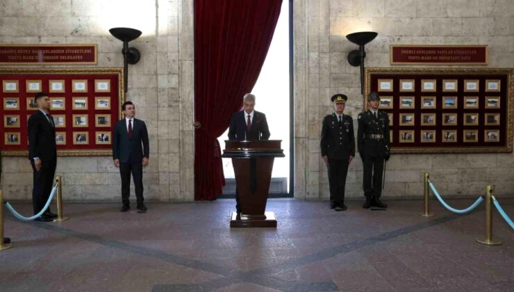 Sağlık Bakanı Prof. Dr. Kemal Memişoğlu, Anıtkabir’i Ziyaret Etti