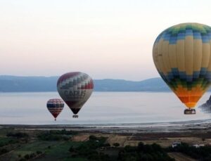 Salda Gölü’nün Hoşluğunu, Sıcak Hava Balonlarıyla Keşfettiler