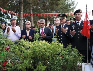 Şehit Astsubay Kıdemli Başçavuş Ömer Halisdemir’in Kabrinde Tören Düzenlendi