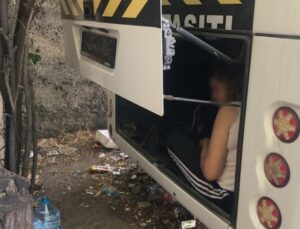 Servis Sürücüsünü Şaşırtan Olay: Sinyaller Yanıyor Diye Gitti, Bagajdan Tanımadığı Bir Kadın Çıktı