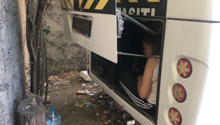 Servis Sürücüsünü Şaşırtan Olay: Sinyaller Yanıyor Diye Gitti, Bagajdan Tanımadığı Bir Kadın Çıktı