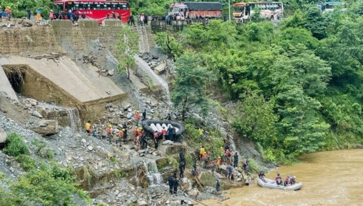 Şiddetli Yağışlar Heyelana Yol Açtı, İki Yolcu Otobüsü Irmağa Sürüklendi!