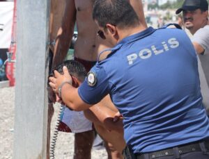 Sıktığı Biber Gazından Etkilendi Yüzünü Polis Yıkadı!