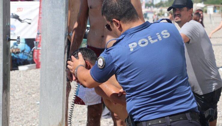 Sıktığı Biber Gazından Etkilendi Yüzünü Polis Yıkadı!