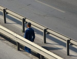 Sosyal Medyada Herkes Onu Konuşuyor! Yaz Kış Demeden E-5 Karayolunda Yürüyor, Burası Bana İyi Geliyor