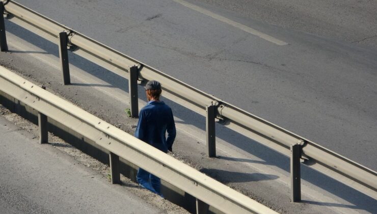 Sosyal Medyada Herkes Onu Konuşuyor! Yaz Kış Demeden E-5 Karayolunda Yürüyor, Burası Bana İyi Geliyor