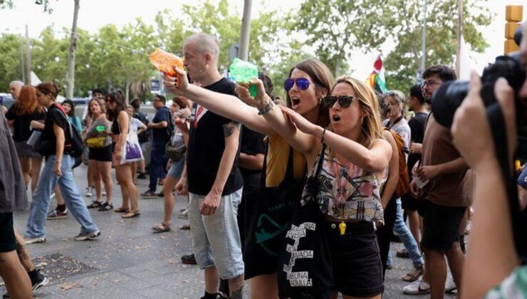 Su Tabancaları ile Turistleri Kovmaya Çalışmışlardı: Barcelona Belediyesi’nden Açıklama