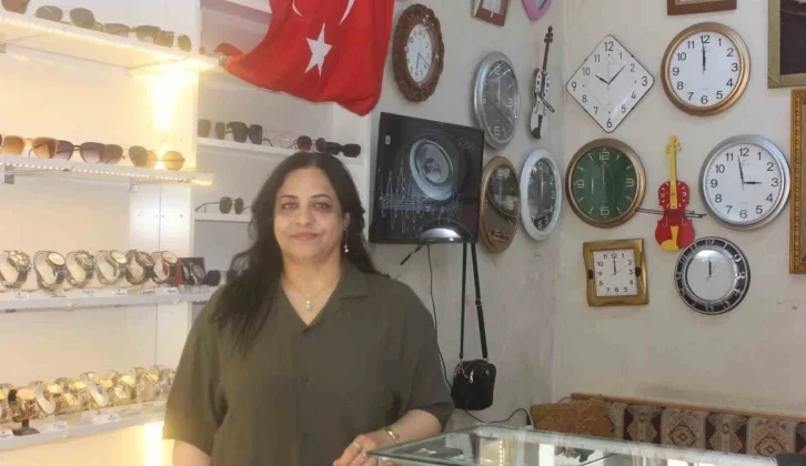 Şükran Usta, 15 Yıldır Saat Tamirciliği Yapıyor