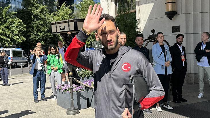 Taraftarlardan Hakan Çalhanoğlu’nu Duygulandıran Destek!