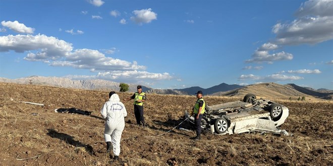 Tarlaya Devrilen Arabadaki 1 Kişi Öldü, 4 Kişi Yaralandı