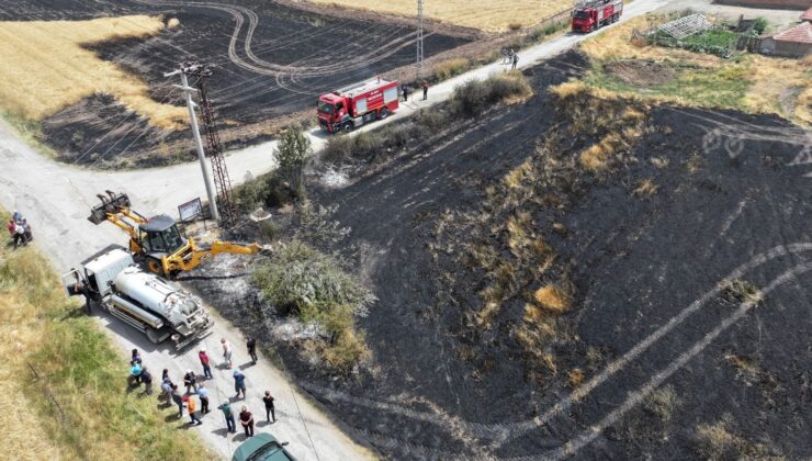 Temizlik İçin Yakılan Ateş Ekili Arazi ile 600 Balya Samanı Küle Çevirdi