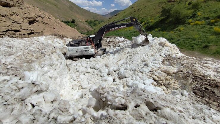 Temmuz Ayında Karla Mücadele Ediyorlar! 3 Metreyi Buldu, Yol Açma Çalışmaları Sürüyor