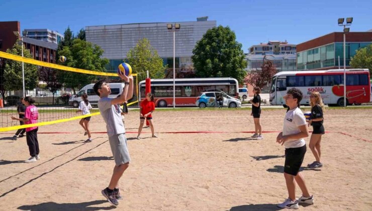 Tepebaşı Belediyesi Plaj Voleybolu Kursu Yoğun İştirakle Başladı