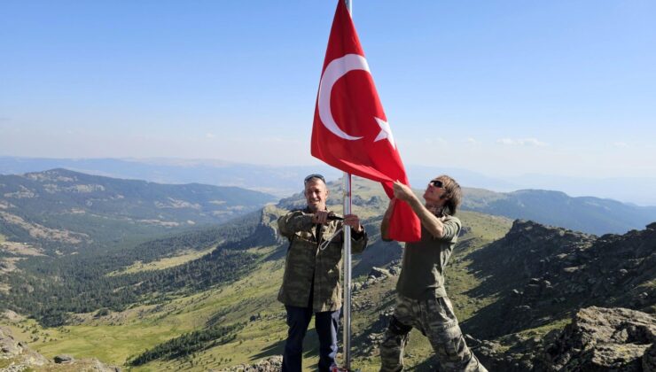 Tepedeki Yıpranan Türk Bayrağı Yenisiyle Değiştirildi