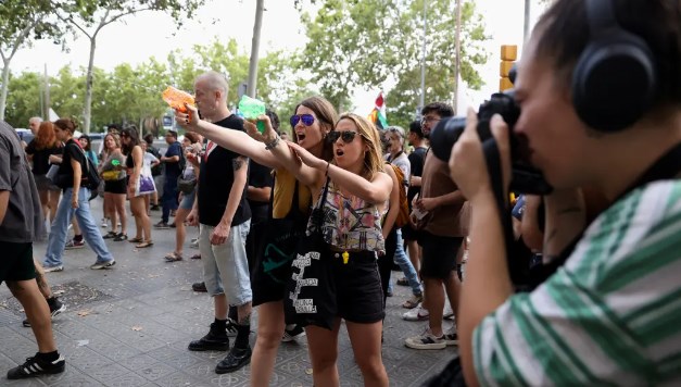 Turist Karşıtı Aksiyona Barcelona Belediyesi’nden Tepki: Şehri Ziyaret Eden İnsanlara Hürmet Duyulmalı