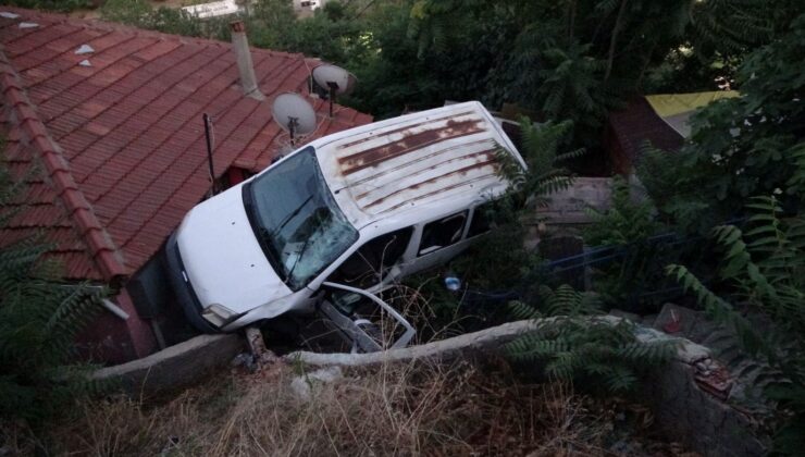 Tuzla’da Korku Dolu Anlar: Araç Gecekondunun Üzerine Uçtu, İçerde Mahsur Kaldılar