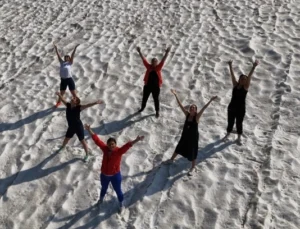 Ülkenin Neredeyse Tamamı Sıcaklardan Kavrulurken Onlar 3 Bin Metrede Kar Üstünde Yoga Yaptı