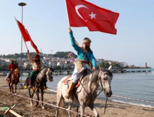 Ünye’de Uluslararası Kültür, Sanat ve Turizm Şenliği’nde Atlı Spor Gösterisi Düzenlendi