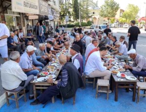 Uşak Belediye Başkanı Özkan Yalım, Nuri Şeker Caddesi’nde Esnaf ve Vatandaşlarla Kahvaltıda Buluştu