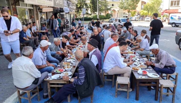 Uşak Belediye Başkanı Özkan Yalım, Nuri Şeker Caddesi’nde Esnaf ve Vatandaşlarla Kahvaltıda Buluştu