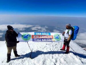 Vadi Doğa Sporları Kulübü Üyeleri Ağrı Dağı’nda Van Gölü’nü Koruma Çağrısı Yaptı