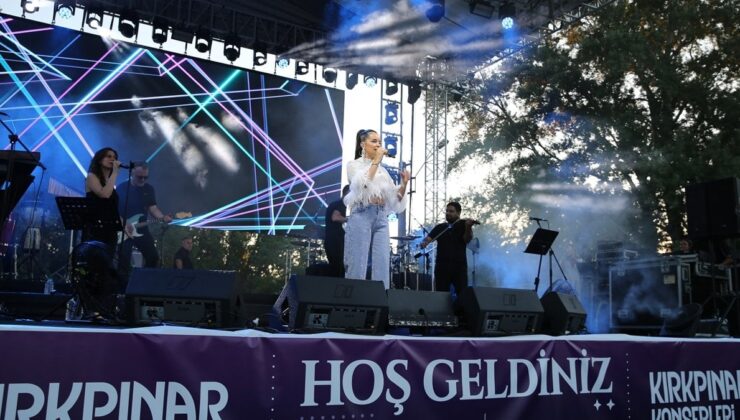 Van Konserinde Protesto Edilen Bengü’nün Sahnesine Edirne’de Çiçek Atıldı