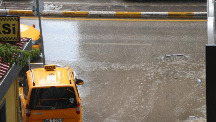 Van’da Sağanak Yağış! Caddeler ve Yollar Göle Döndü