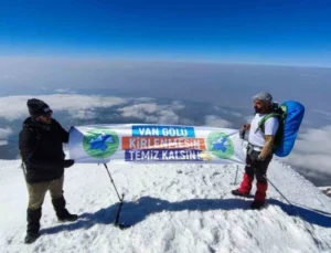 Vanlı Dağcılar Türkiye’nin En Yüksek Dağı Olan Ağrı Dağı’na Tırmandı