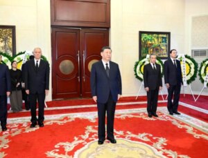 Xi Jinping, Vietnam Komünist Partisi Genel Sekreteri Nguyen Phu Trong’un Vefatı Üzerine Taziyelerini İletmek İçin Vietnam Büyükelçiliği’ne Gitti