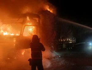 Yalova’da Seyir Halindeki Tır Alevlere Teslim Oldu