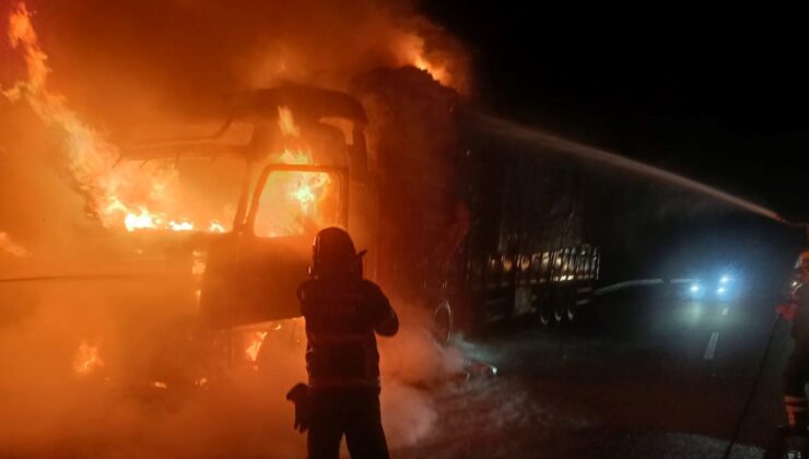 Yalova’da Seyir Halindeki Tır Alevlere Teslim Oldu