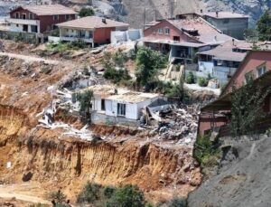 Yer: İstanbul! Bir Mahalle Diken Üstünde: Uçurumun Kenarındaki Evleri Yutuyor