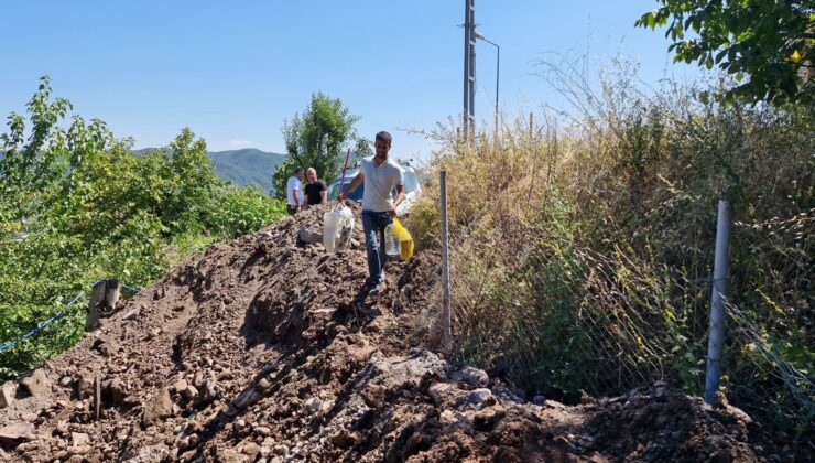 Yerini İkiye Bölen 60 Dairenin Ulaşım Yolu Kapattı: Gençler Topraktan Atlıyor, Yaşlılar Çıkamıyor