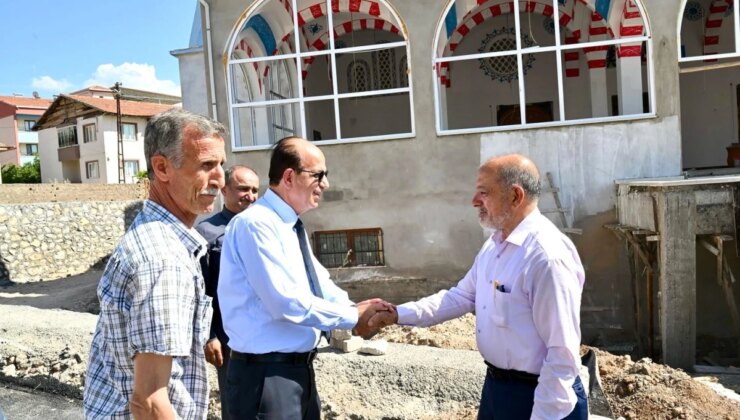 Yeşilyurt Belediyesi, Çarmuzu Mahallesi’ndeki Yol Yenileme Çalışmalarını İnceledi