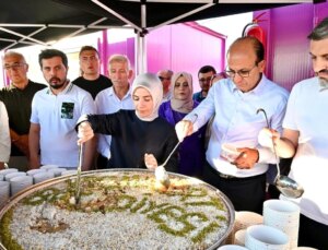 Yeşilyurt Belediyesi, Konteyner Kentte Aşure Dağıttı