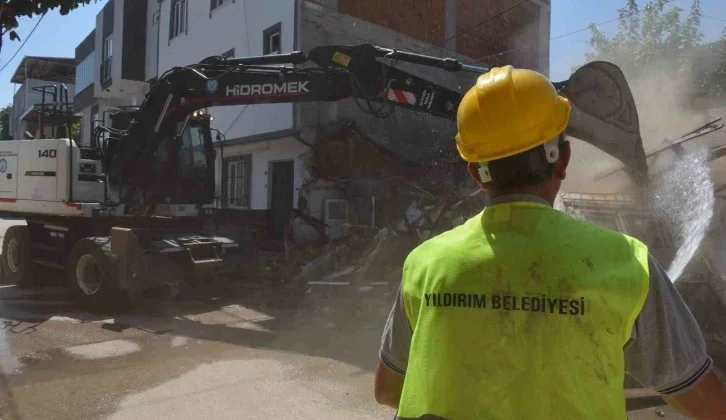 Yıldırım’da Riskli Durumdaki Yapılar Yıkılıyor