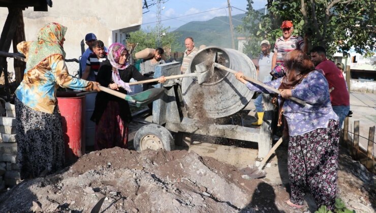 Zonguldak’ta Köy Sakinleri Futbol Alanını Yenileyerek Tribün İnşa Ediyor