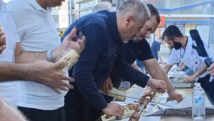 Adana’da Kurallara Uyan Şoförlere Kebap İkram Edildi