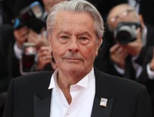 Alain Delon’un Vasiyeti Yerine Getirilmeyecek, Öldürülüp Kendisiyle Gömülmesini İstediği Sağlıklı Köpeği Yaşamaya Devam Edecek