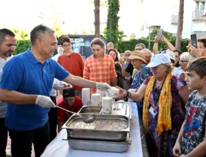 Antalya’da Engelsiz Kafe’de Aşure Dağıtımı Gerçekleştirildi