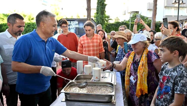 Antalya’da Engelsiz Kafe’de Aşure Dağıtımı Gerçekleştirildi