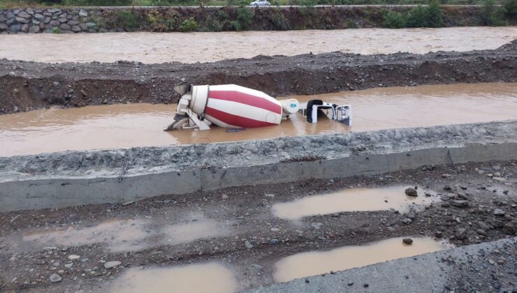 Artvin’de Beton Mikseri Dereye Düştü