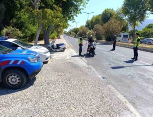 Aydın’da Trafik Jandarması Motosiklet ve Bisiklet Şoförlerine Bilgilendirme Faaliyeti Gerçekleştirdi