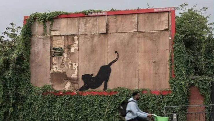 Banksy Reklam Panosuna Kedi Çizdi; Yuhalayan Kalabalığa Rağmen Eser İndirildi