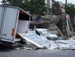 Başakşehir’de Kontrolden Çıkan Kamyonet Dehşet Saçtı: 2 Yaralı