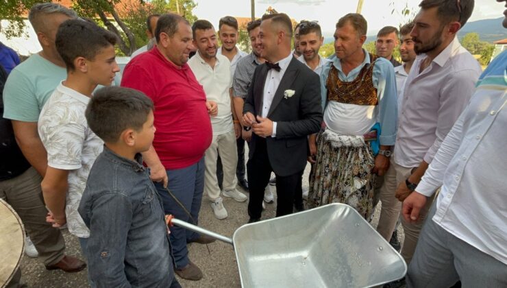 Bolu’da Damadın Önünü El Otomobiliyle Kesip Para İstediler