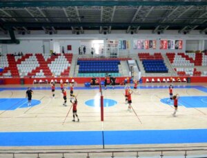 Bozüyük Belediyesi Kadın Voleybol Ekibi İdmanlara Başladı